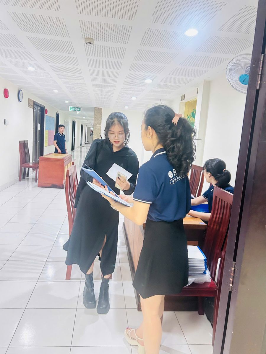 Học viên check in và nhận tài liệu trước giờ học