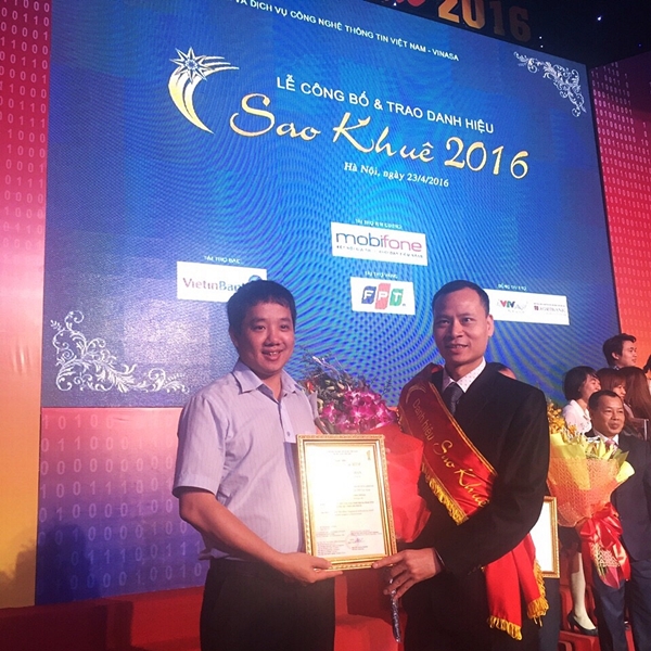 Ông Nguyễn Văn Hùng – Tổng Giám đốc Công ty CP Công nghệ Visnam chung vui và chúc mừng thành tích đạt được của EFY Việt Nam