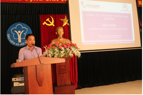 Ông Nguyễn Văn Hùng, Giám đốc Công ty VISNAM giới thiệu phần mềm hệ thống giao dịch BHXH điện tử