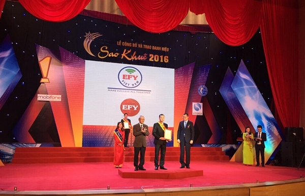 Ông Hoàng Văn Thuấn – Tổng Giám đốc EFY Việt Nam đại diện nhận danh hiệu Sao Khuê 2016 cho dịch vụ “Hỗ trợ kê khai hồ sơ Bảo hiểm xã hội (EFY-eBHXH)”
