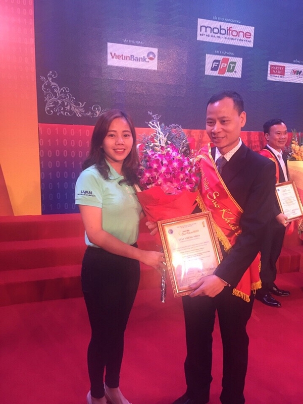 Đại diện cán bộ nhân viên EFY Việt Nam trao hoa chúc mừng lãnh đạo